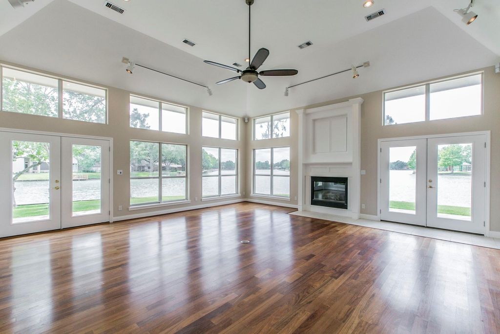 Image 11 of property listing at 802 San Marino Street, Sugar Land, TX 77478