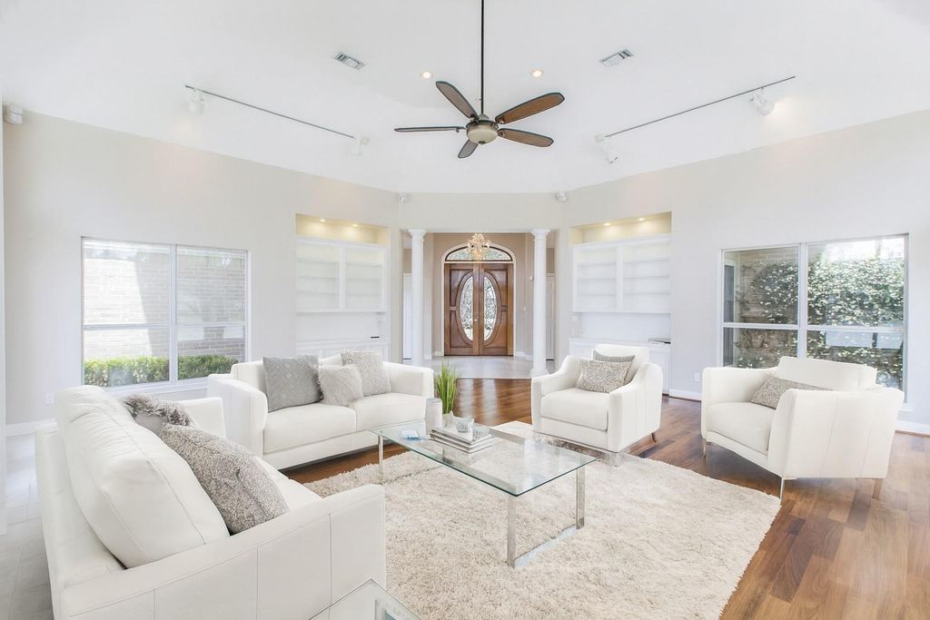 Image 12 of property listing at 802 San Marino Street, Sugar Land, TX 77478