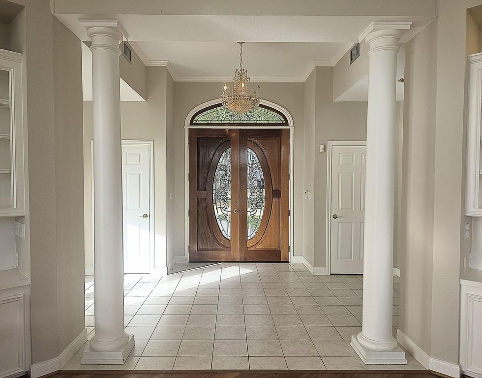 Image 13 of property listing at 802 San Marino Street, Sugar Land, TX 77478