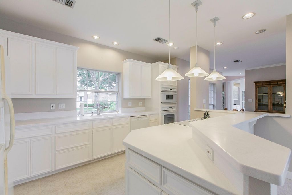 Image 16 of property listing at 802 San Marino Street, Sugar Land, TX 77478