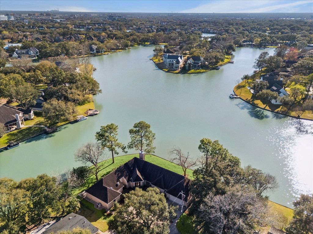 Image 2 of property listing at 802 San Marino Street, Sugar Land, TX 77478