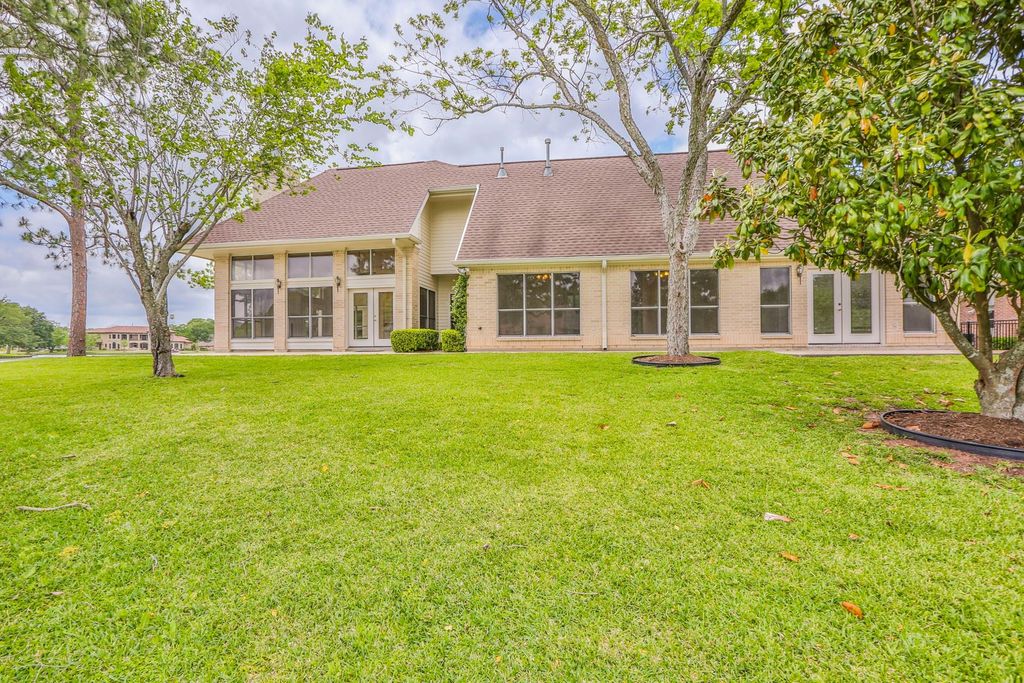 Image 25 of property listing at 802 San Marino Street, Sugar Land, TX 77478