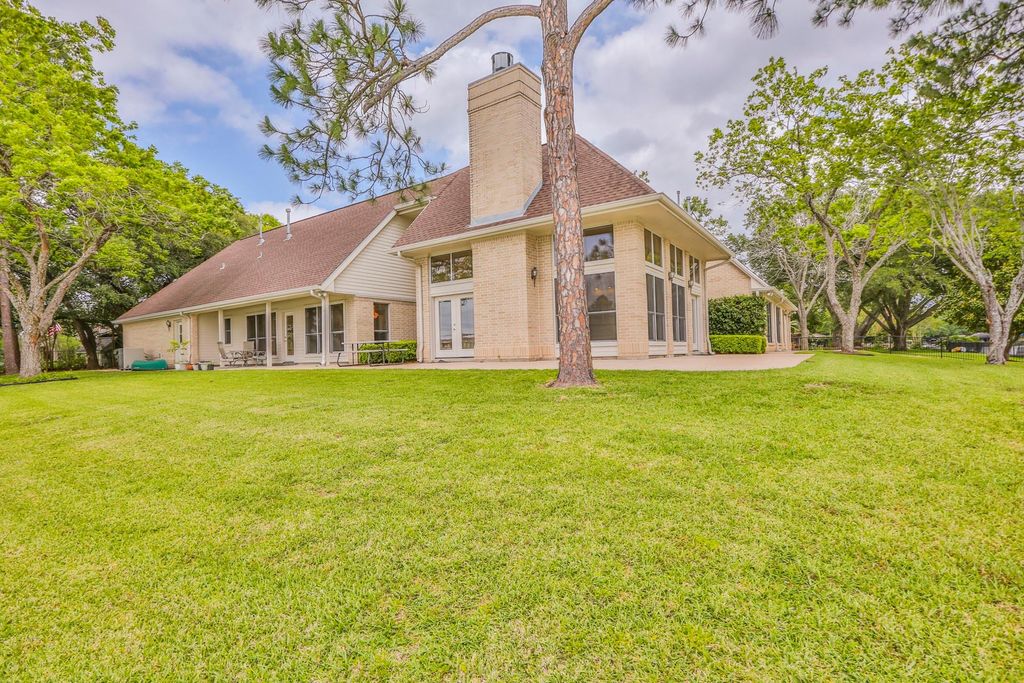 Image 26 of property listing at 802 San Marino Street, Sugar Land, TX 77478