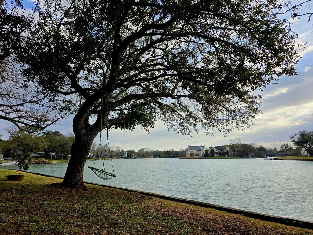 Image 29 of property listing at 802 San Marino Street, Sugar Land, TX 77478