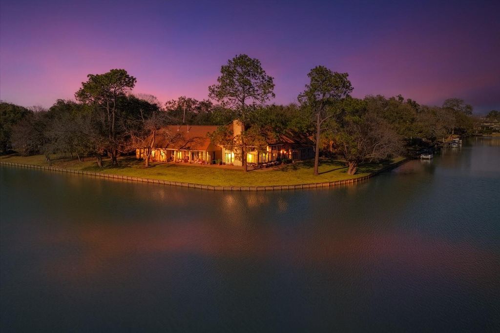 Image 3 of property listing at 802 San Marino Street, Sugar Land, TX 77478