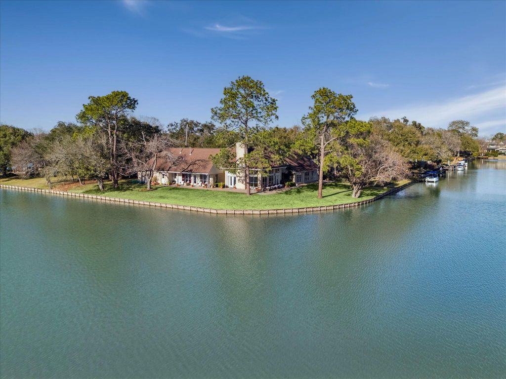 Image 4 of property listing at 802 San Marino Street, Sugar Land, TX 77478