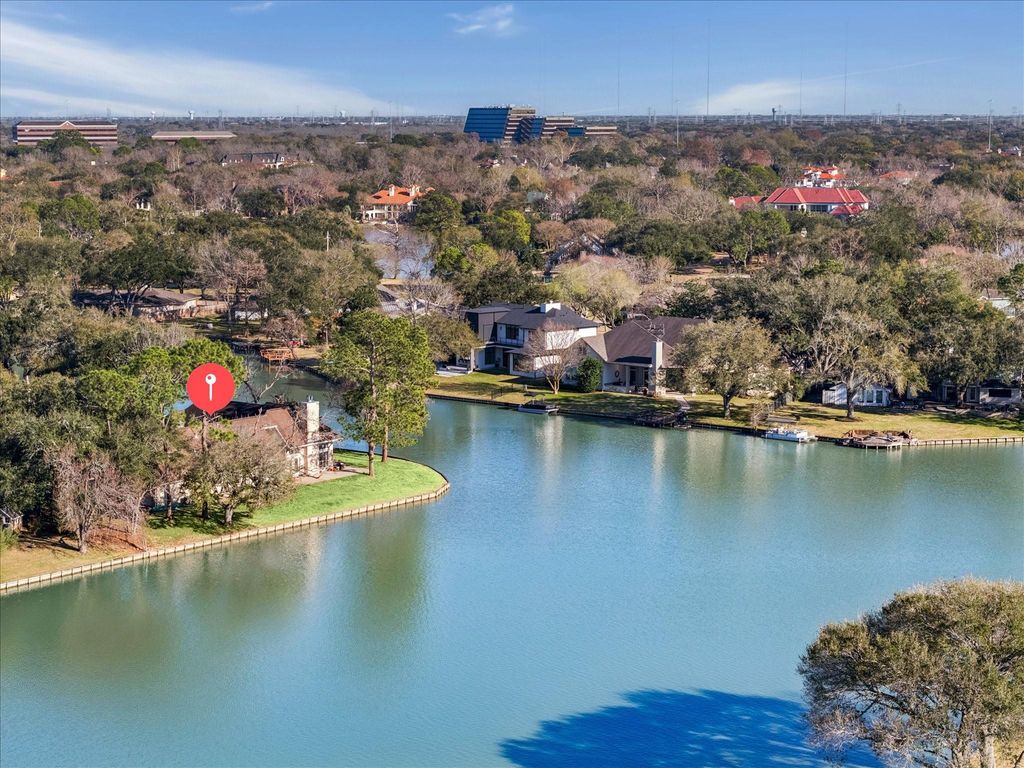 Image 5 of property listing at 802 San Marino Street, Sugar Land, TX 77478