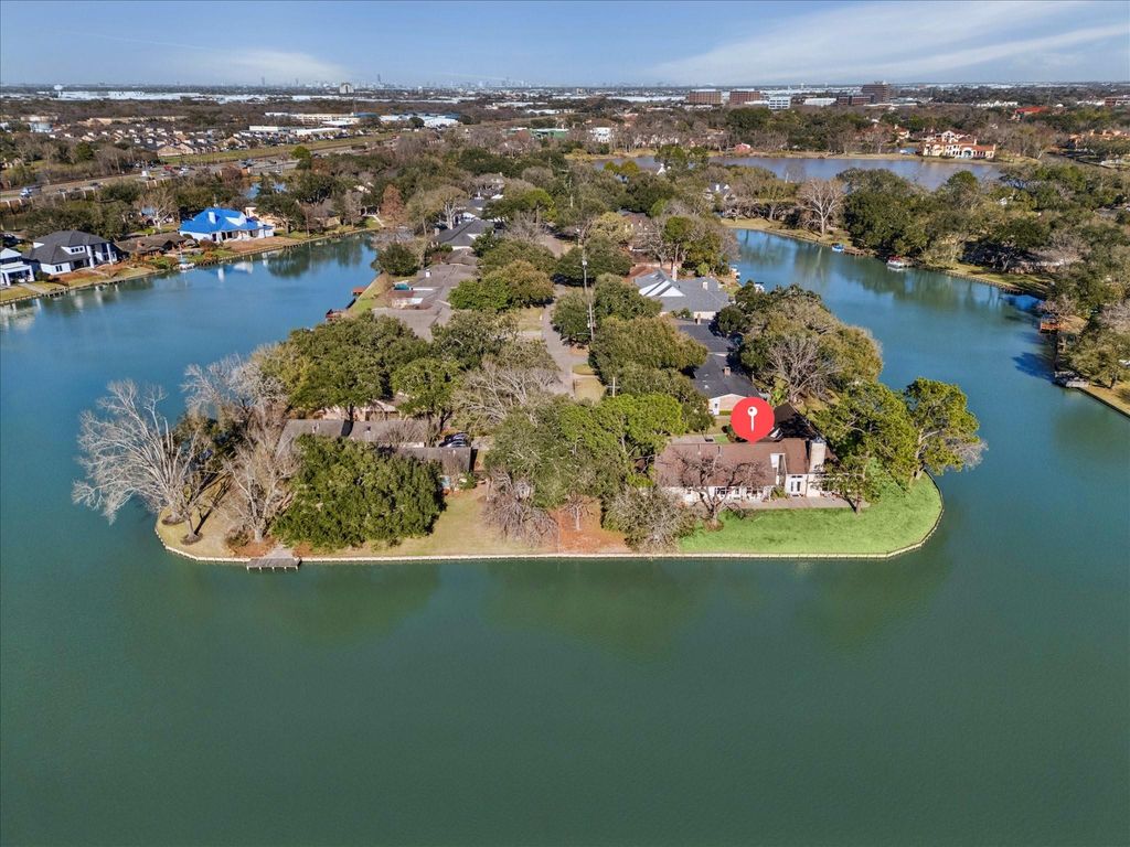 Image 6 of property listing at 802 San Marino Street, Sugar Land, TX 77478