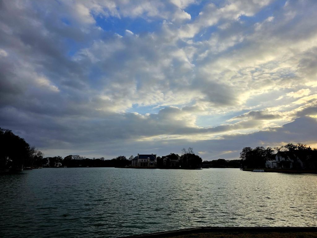 Image 7 of property listing at 802 San Marino Street, Sugar Land, TX 77478