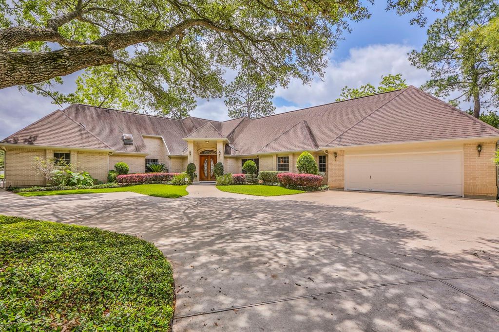 Image 8 of property listing at 802 San Marino Street, Sugar Land, TX 77478