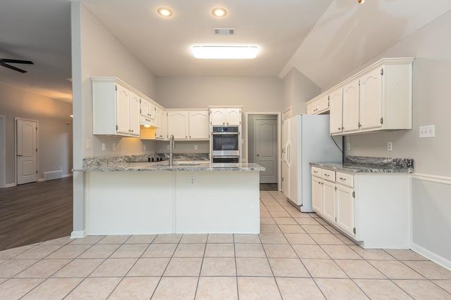7483 MULLIGAN LN, Cordova, TN 38018