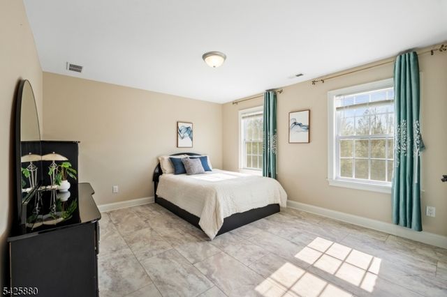 5 Rigger Ct, Hillsborough Twp., NJ 08844