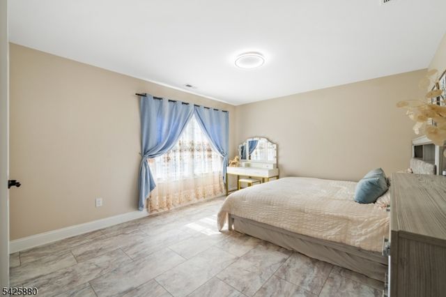 5 Rigger Ct, Hillsborough Twp., NJ 08844