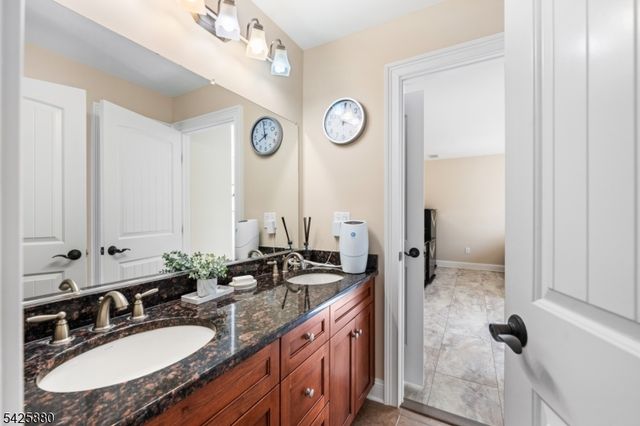 5 Rigger Ct, Hillsborough Twp., NJ 08844