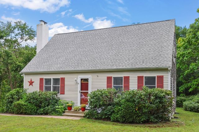 8 Fearing Hill Rd, Wareham, MA 02571