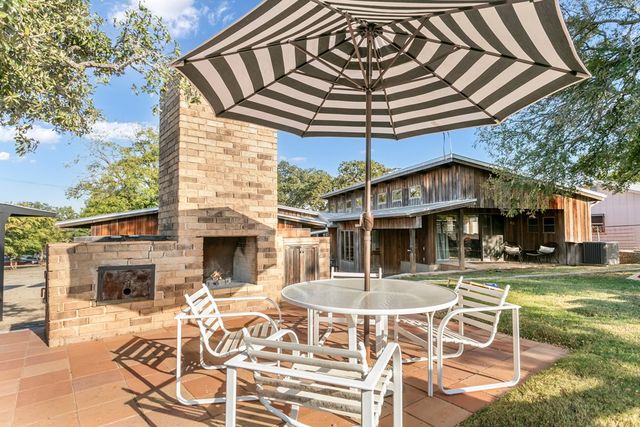 804 Henrietta St, Fredericksburg, TX 78624