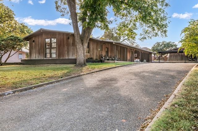 804 Henrietta St, Fredericksburg, TX 78624