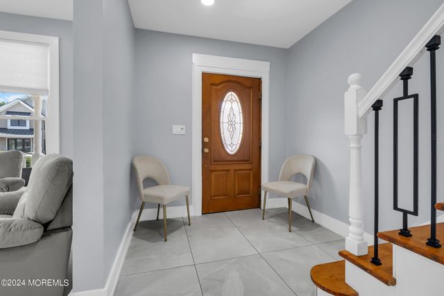 325 Roosevelt Avenue, Oakhurst, NJ 07755