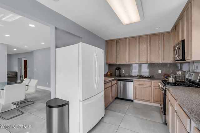 325 Roosevelt Avenue, Oakhurst, NJ 07755