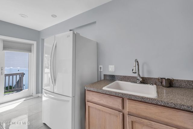 325 Roosevelt Avenue, Oakhurst, NJ 07755