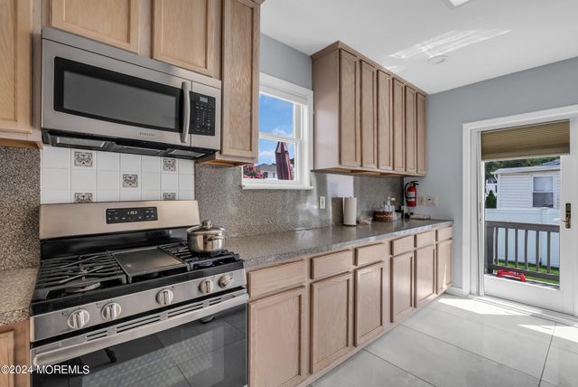 325 Roosevelt Avenue, Oakhurst, NJ 07755