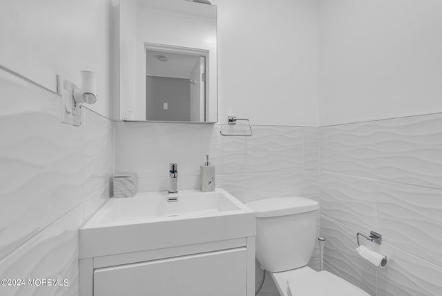 325 Roosevelt Avenue, Oakhurst, NJ 07755