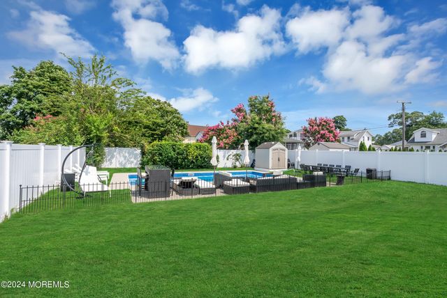 325 Roosevelt Avenue, Oakhurst, NJ 07755