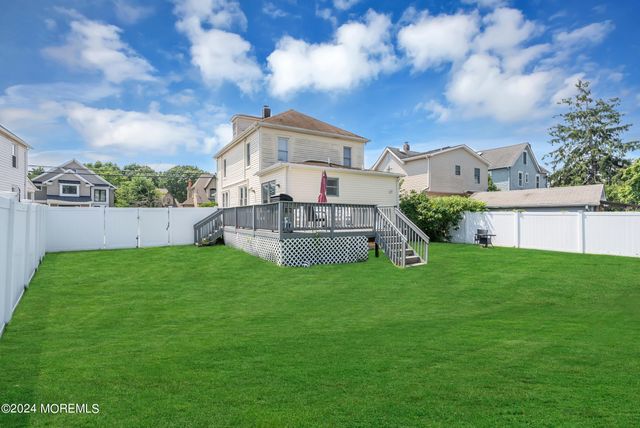 325 Roosevelt Avenue, Oakhurst, NJ 07755