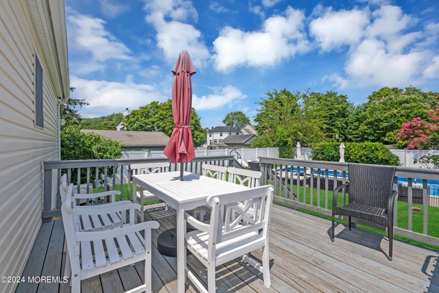 325 Roosevelt Avenue, Oakhurst, NJ 07755