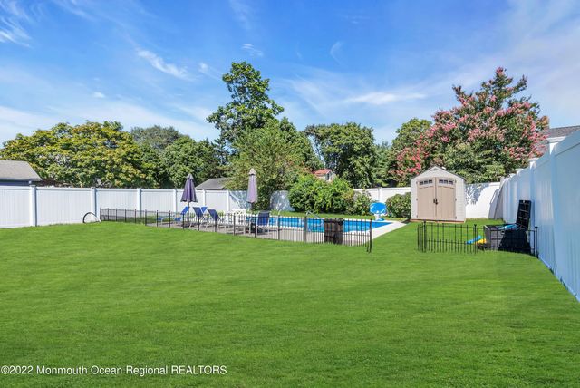 325 Roosevelt Avenue, Oakhurst, NJ 07755