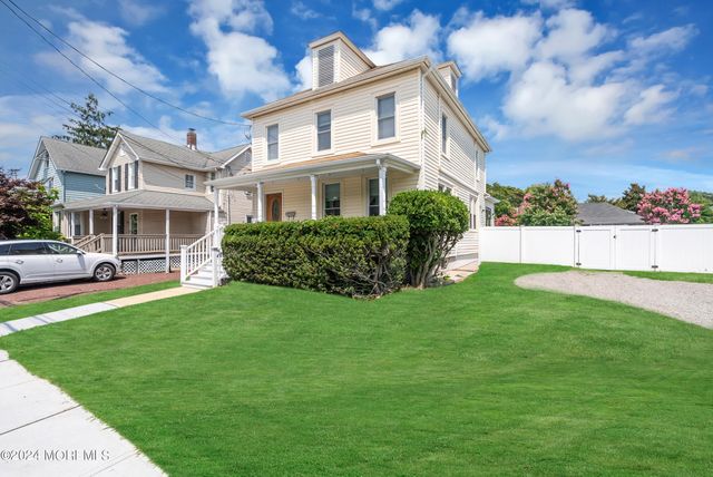 325 Roosevelt Avenue, Oakhurst, NJ 07755