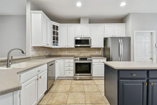 8106 KENDELWICK COURT, Tampa, FL 33647