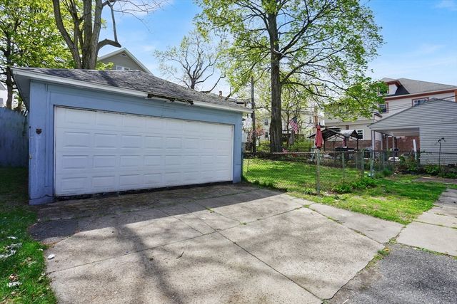 13-15 Wigwam Pl, Springfield, MA 01108