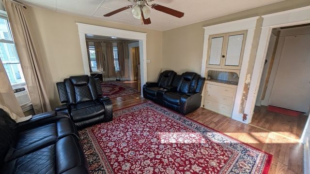 13-15 Wigwam Pl, Springfield, MA 01108