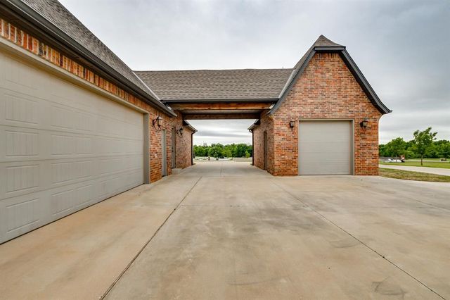 10901 Secretariat Drive, Mustang, OK 73064