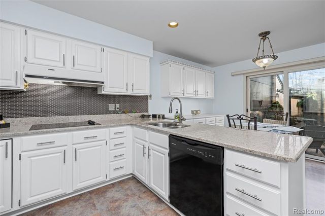 4261 Wabeek Lake Drive, Bloomfield Hills, MI 48302