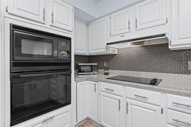 4261 Wabeek Lake Drive, Bloomfield Hills, MI 48302