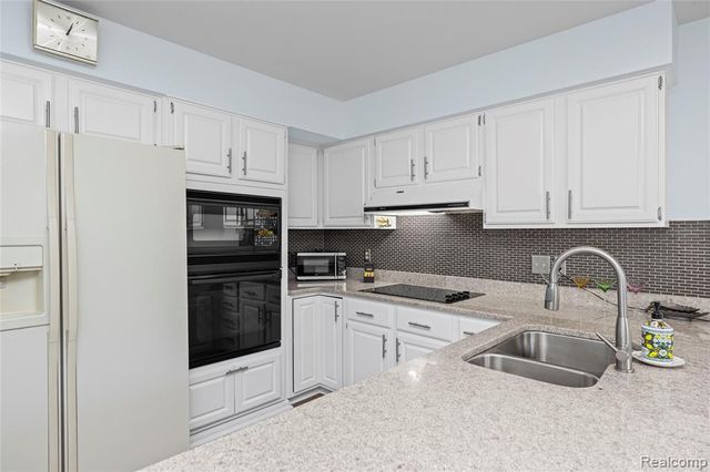 4261 Wabeek Lake Drive, Bloomfield Hills, MI 48302