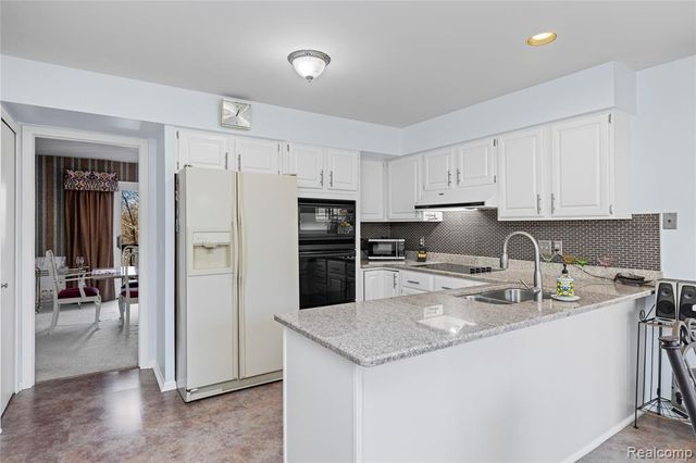 4261 Wabeek Lake Drive, Bloomfield Hills, MI 48302