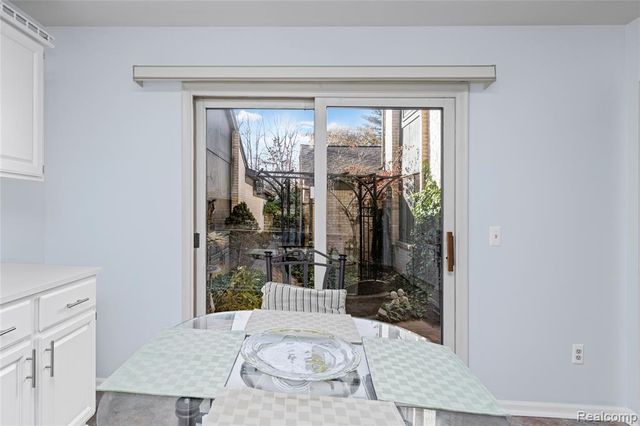 4261 Wabeek Lake Drive, Bloomfield Hills, MI 48302