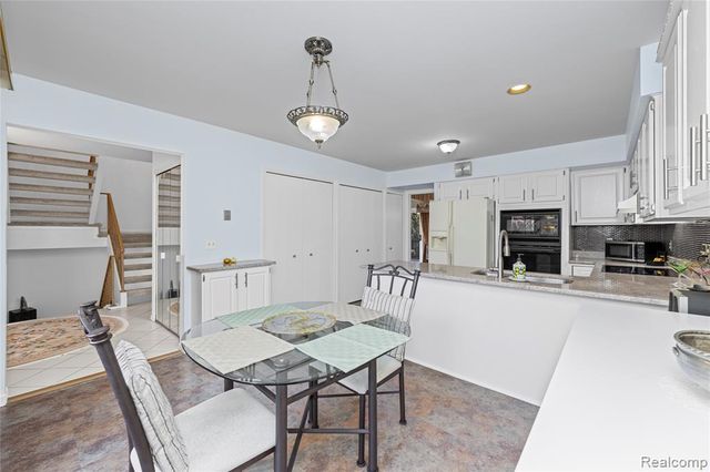 4261 Wabeek Lake Drive, Bloomfield Hills, MI 48302