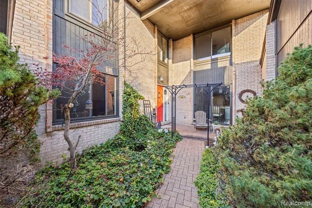 4261 Wabeek Lake Drive, Bloomfield Hills, MI 48302