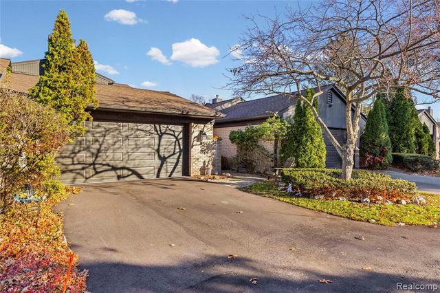 4261 Wabeek Lake Drive, Bloomfield Hills, MI 48302