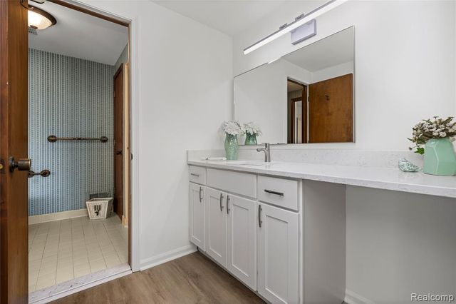 4261 Wabeek Lake Drive, Bloomfield Hills, MI 48302