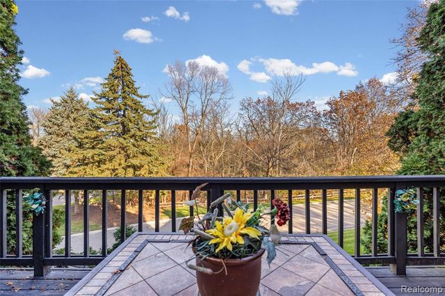 4261 Wabeek Lake Drive, Bloomfield Hills, MI 48302