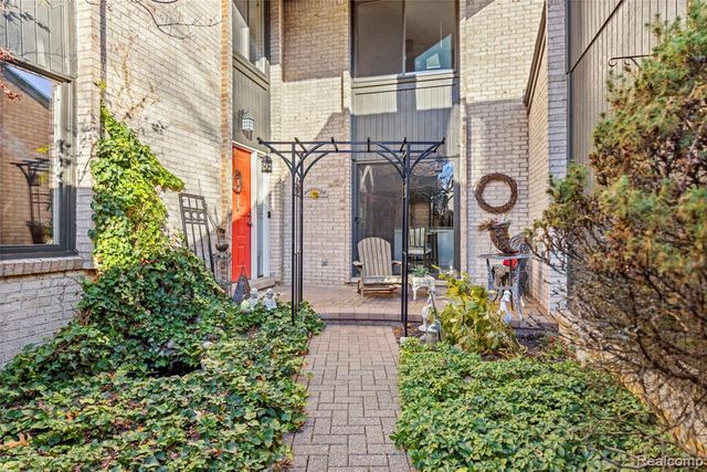 4261 Wabeek Lake Drive, Bloomfield Hills, MI 48302