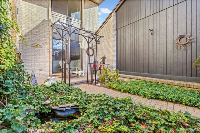 4261 Wabeek Lake Drive, Bloomfield Hills, MI 48302