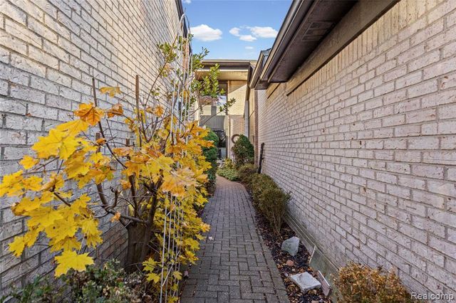 4261 Wabeek Lake Drive, Bloomfield Hills, MI 48302