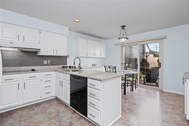 4261 Wabeek Lake Drive, Bloomfield Hills, MI 48302