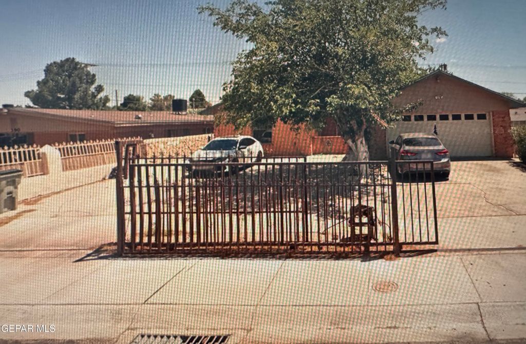 386 McCune Road B, El Paso, TX 79915